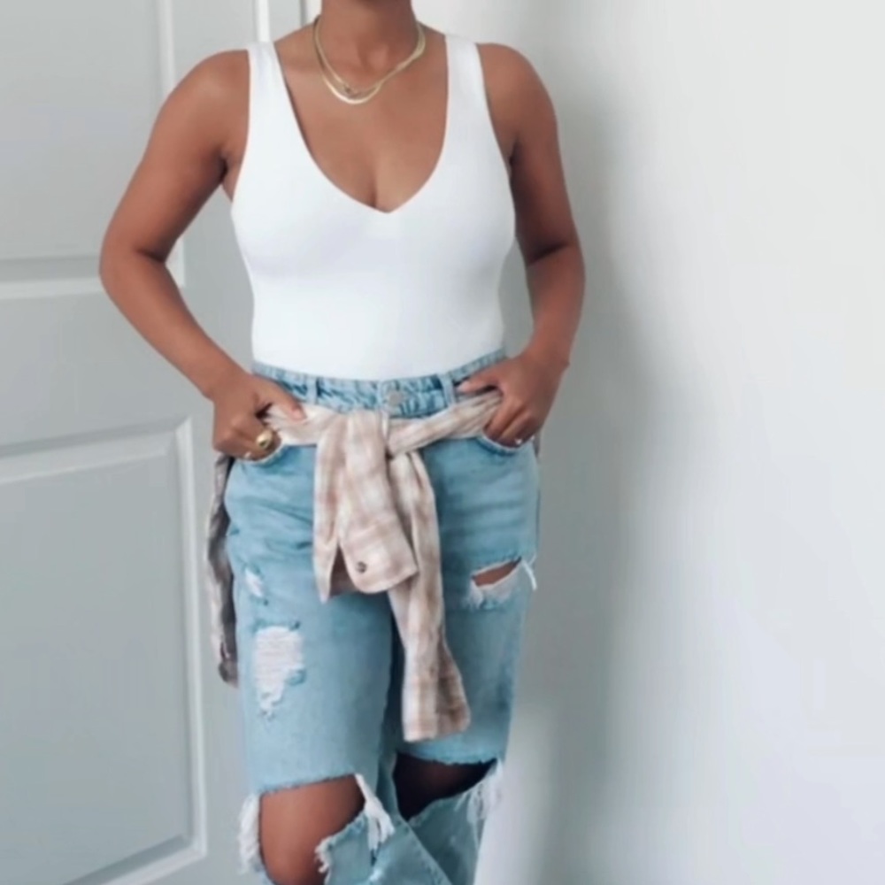 Aritzia Babaton contour v-neck bodysuit